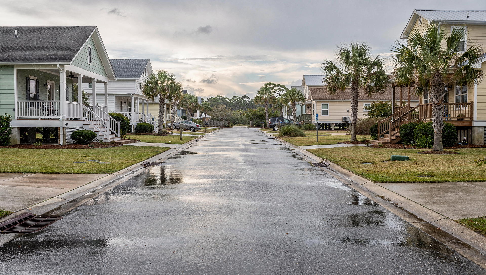 Florida neighborhood drainage and elevation factors that affect flood insurance requirements
